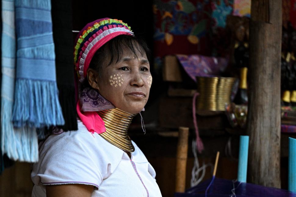 Femeile „girafă” din Thailanda și adevărul crunt din spatele ritualului bizar de înfrumusețare. Dacă își scot inele de pe gât se sufocă 940519