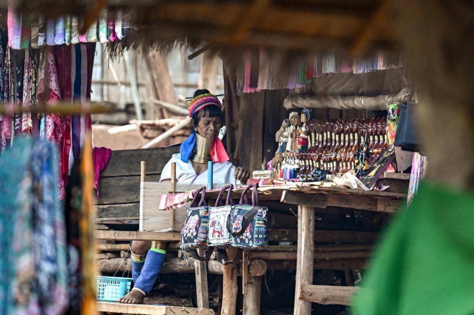 Femeile „girafă” din Thailanda și adevărul crunt din spatele ritualului bizar de înfrumusețare. Dacă își scot inele de pe gât se sufocă 940520