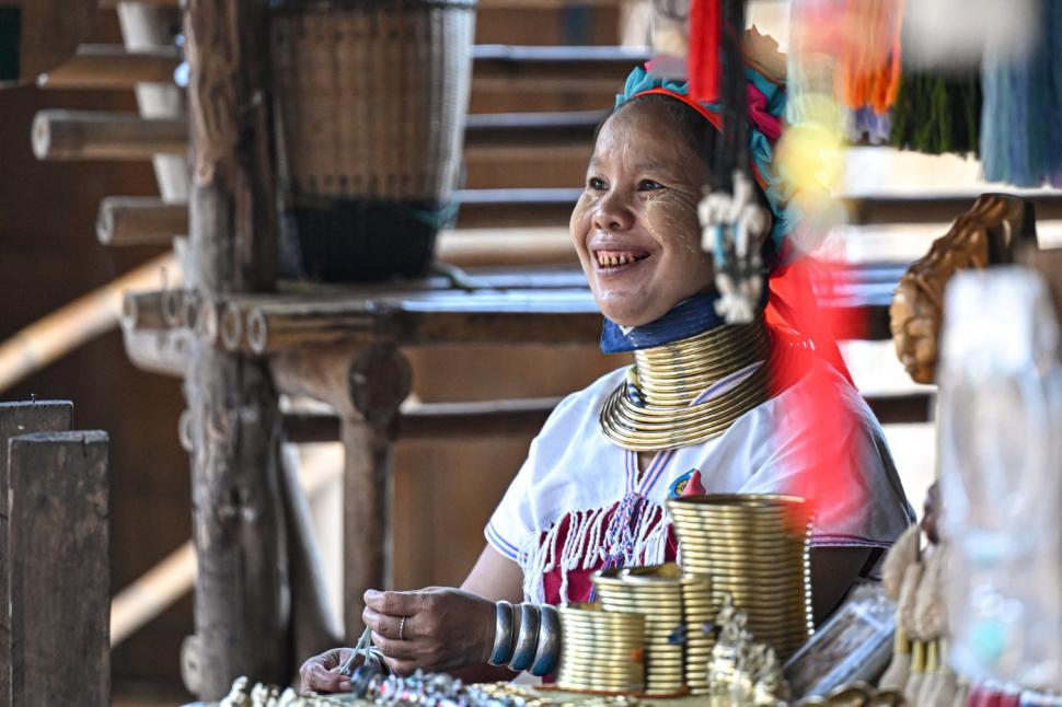 Femeile „girafă” din Thailanda și adevărul crunt din spatele ritualului bizar de înfrumusețare. Dacă își scot inele de pe gât se sufocă 940521