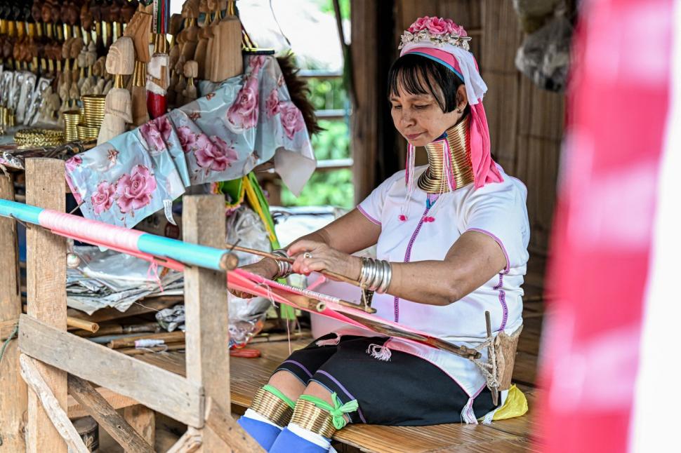 Femeile „girafă” din Thailanda și adevărul crunt din spatele ritualului bizar de înfrumusețare. Dacă își scot inele de pe gât se sufocă 940522