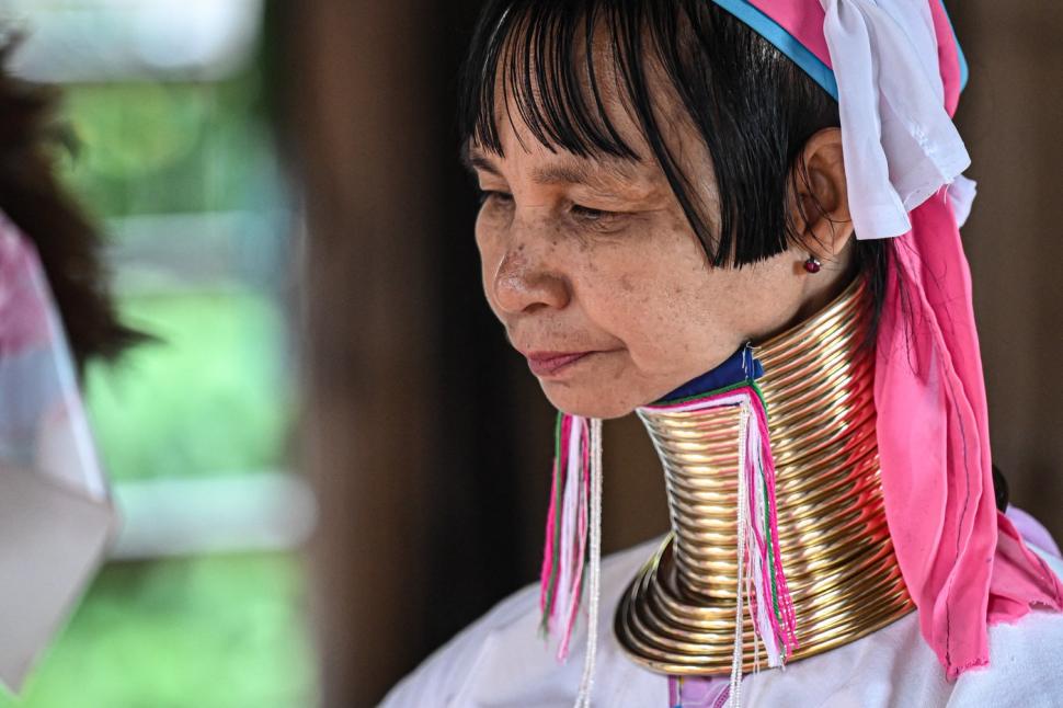 Femeile „girafă” din Thailanda și adevărul crunt din spatele ritualului bizar de înfrumusețare. Dacă își scot inele de pe gât se sufocă 940523