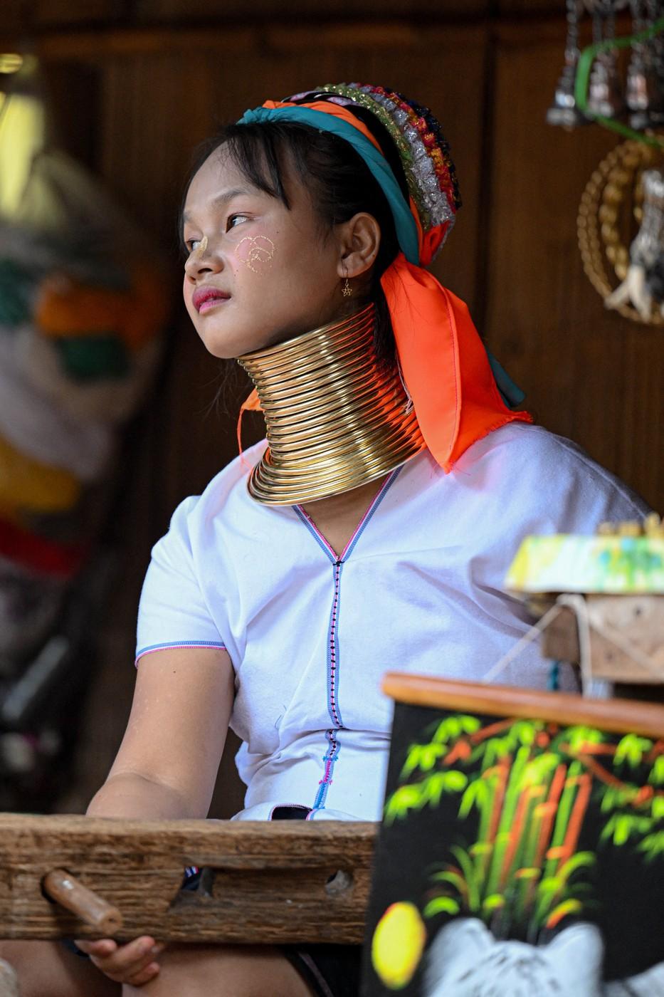 Femeile „girafă” din Thailanda și adevărul crunt din spatele ritualului bizar de înfrumusețare. Dacă își scot inele de pe gât se sufocă 940524