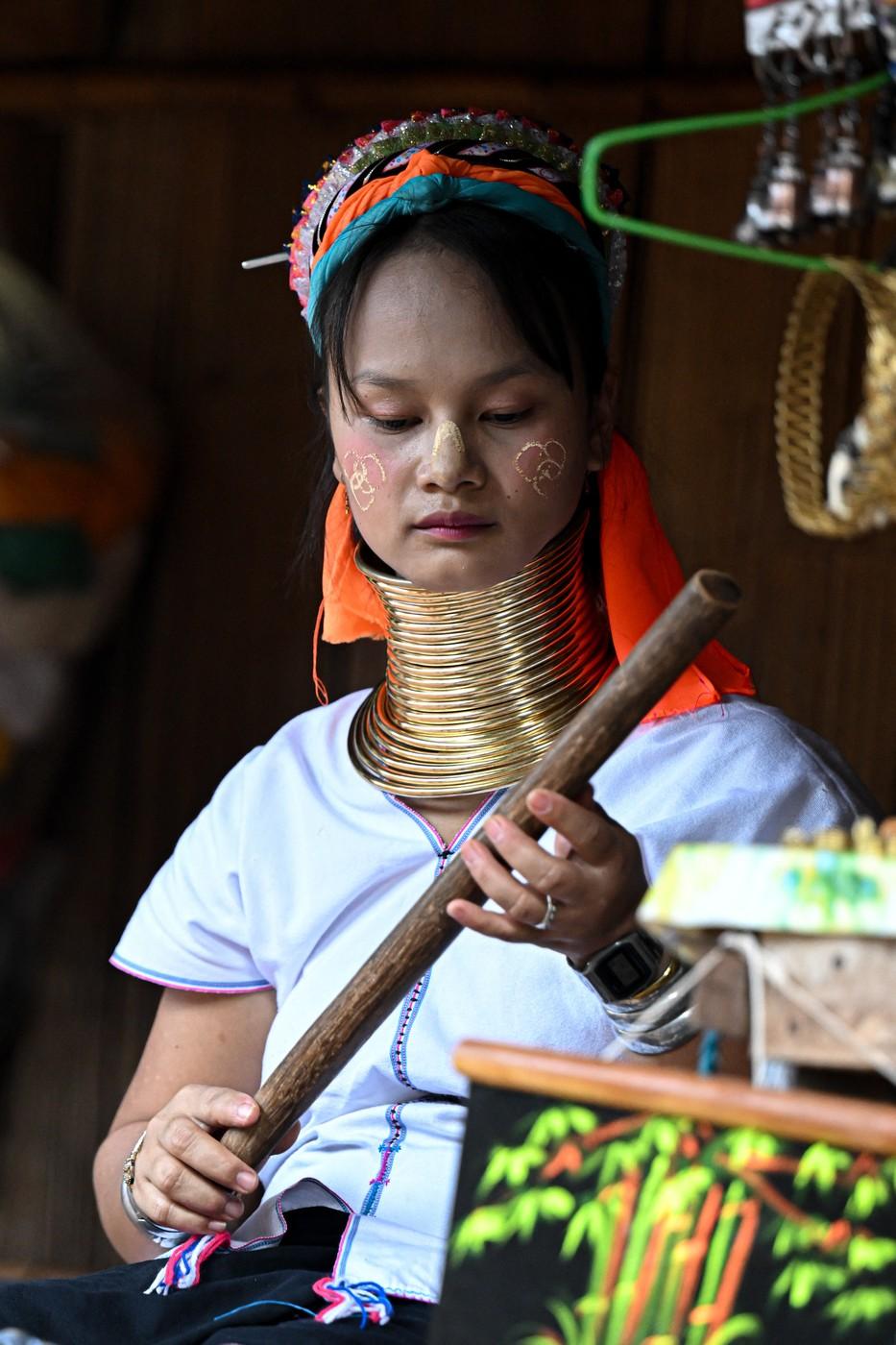 Femeile „girafă” din Thailanda și adevărul crunt din spatele ritualului bizar de înfrumusețare. Dacă își scot inele de pe gât se sufocă 940525