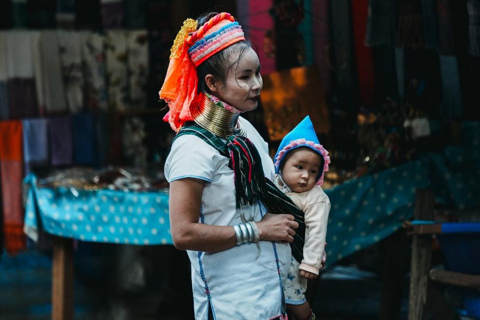 Femeile „girafă” din Thailanda și adevărul crunt din spatele ritualului bizar de înfrumusețare. Dacă își scot inele de pe gât se sufocă 940526