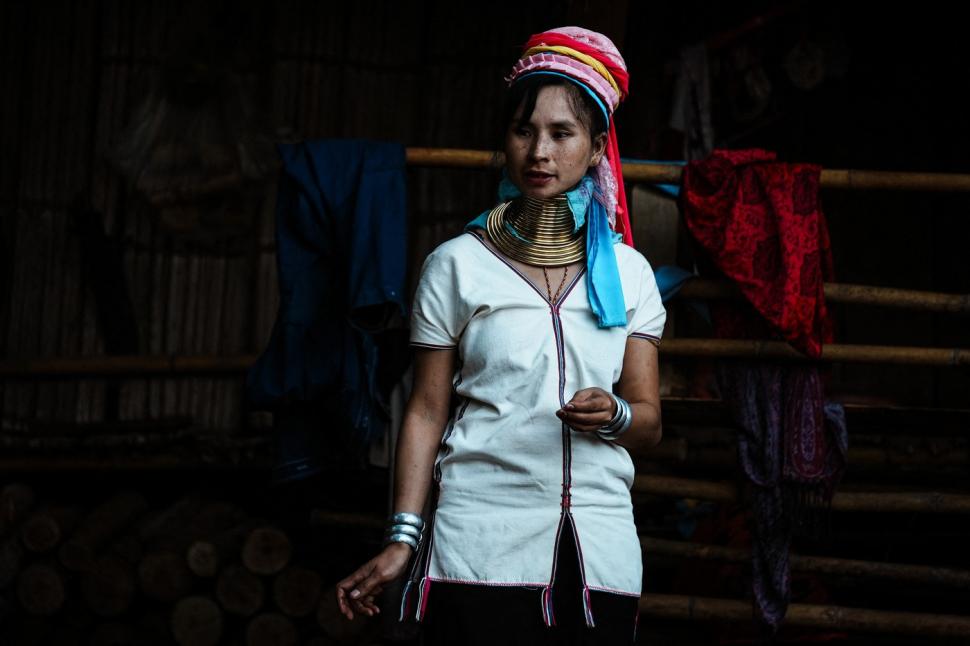 Femeile „girafă” din Thailanda și adevărul crunt din spatele ritualului bizar de înfrumusețare. Dacă își scot inele de pe gât se sufocă 940528