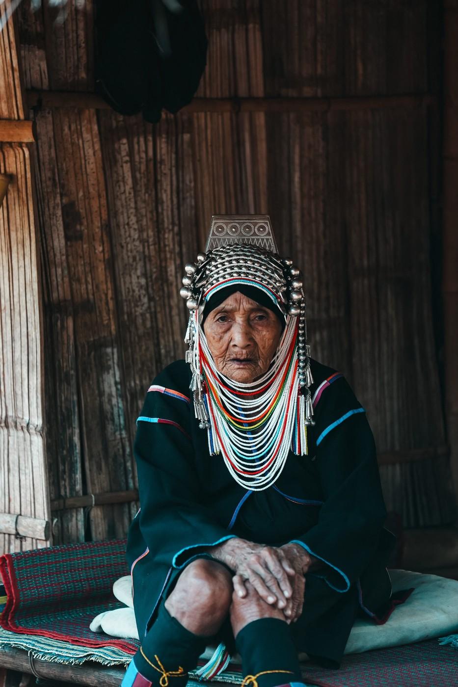 Femeile „girafă” din Thailanda și adevărul crunt din spatele ritualului bizar de înfrumusețare. Dacă își scot inele de pe gât se sufocă 940531