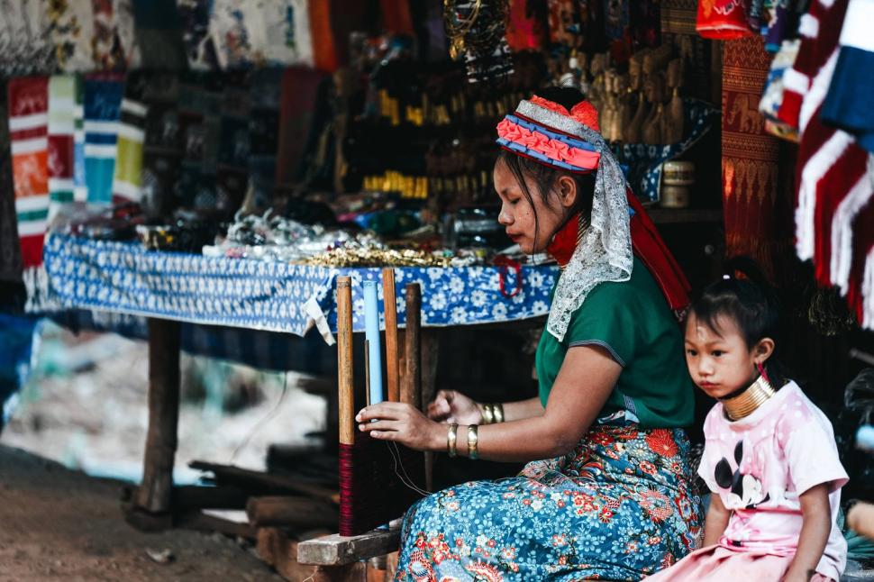 Femeile „girafă” din Thailanda și adevărul crunt din spatele ritualului bizar de înfrumusețare. Dacă își scot inele de pe gât se sufocă 940533