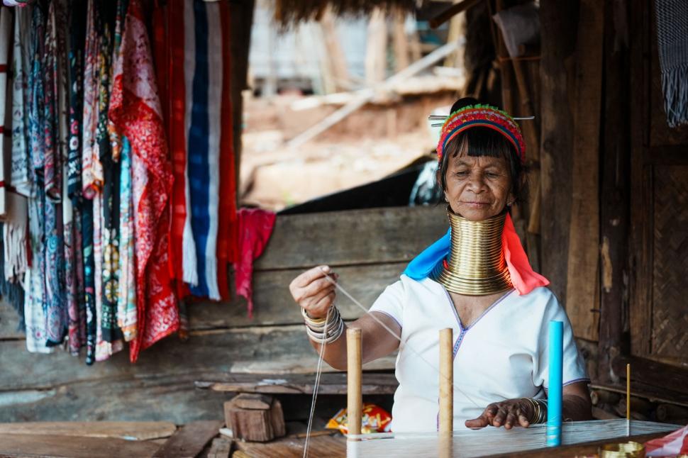 Femeile „girafă” din Thailanda și adevărul crunt din spatele ritualului bizar de înfrumusețare. Dacă își scot inele de pe gât se sufocă 940534