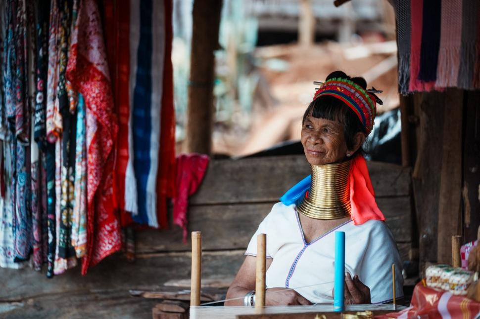 Femeile „girafă” din Thailanda și adevărul crunt din spatele ritualului bizar de înfrumusețare. Dacă își scot inele de pe gât se sufocă 940535