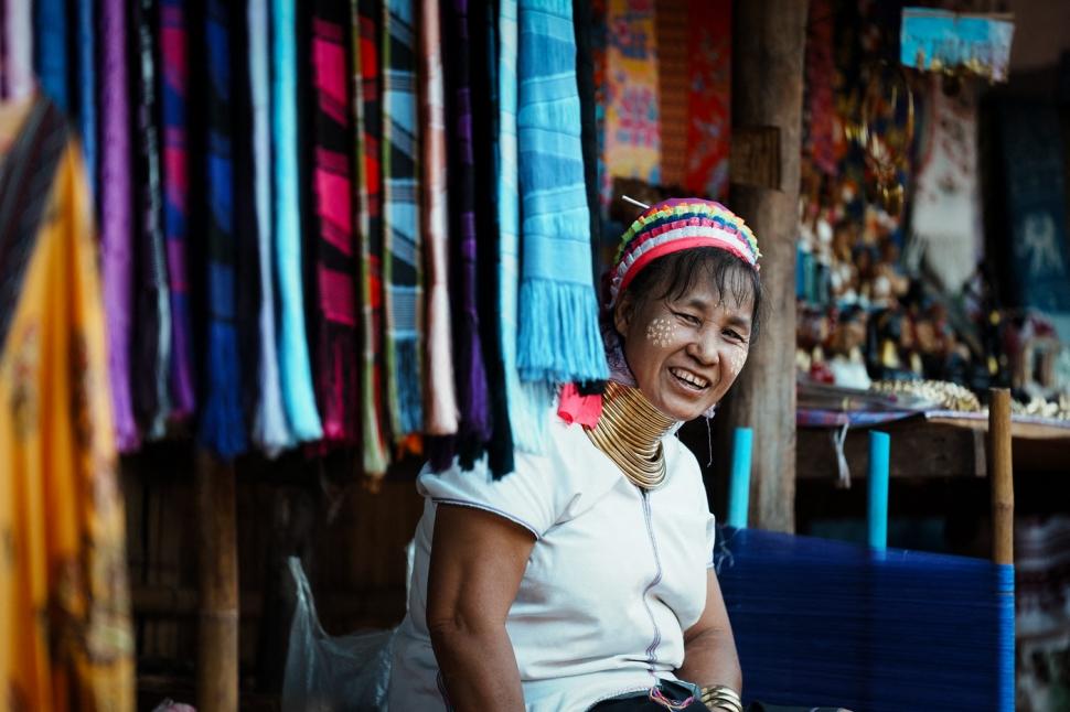 Femeile „girafă” din Thailanda și adevărul crunt din spatele ritualului bizar de înfrumusețare. Dacă își scot inele de pe gât se sufocă 940536