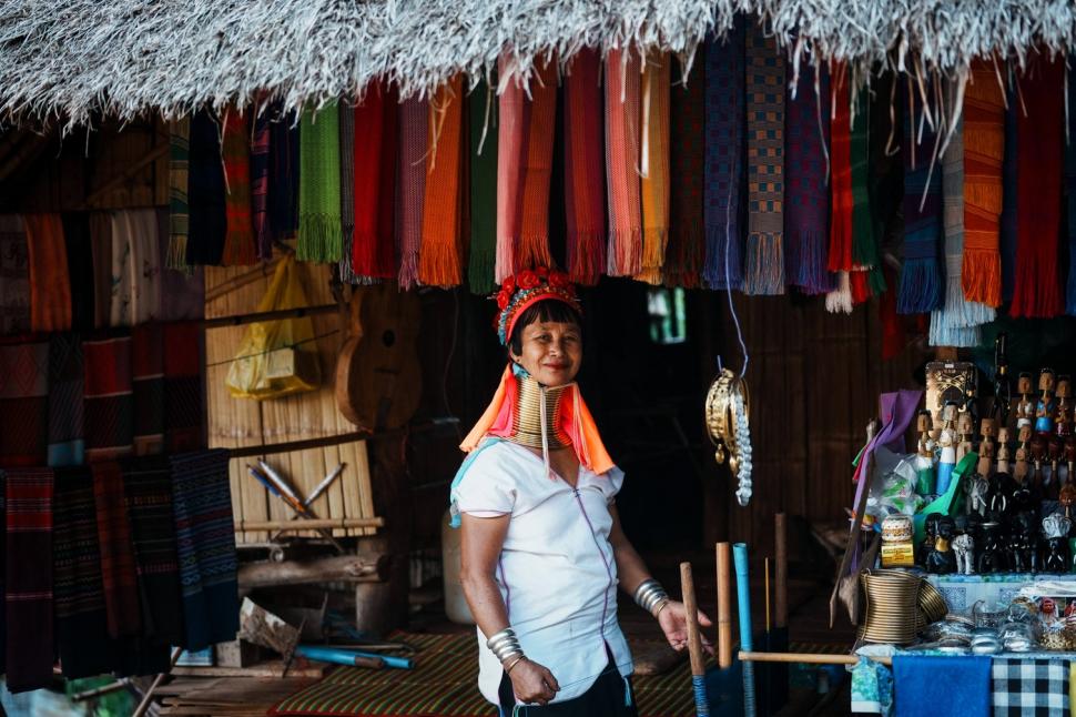 Femeile „girafă” din Thailanda și adevărul crunt din spatele ritualului bizar de înfrumusețare. Dacă își scot inele de pe gât se sufocă 940538