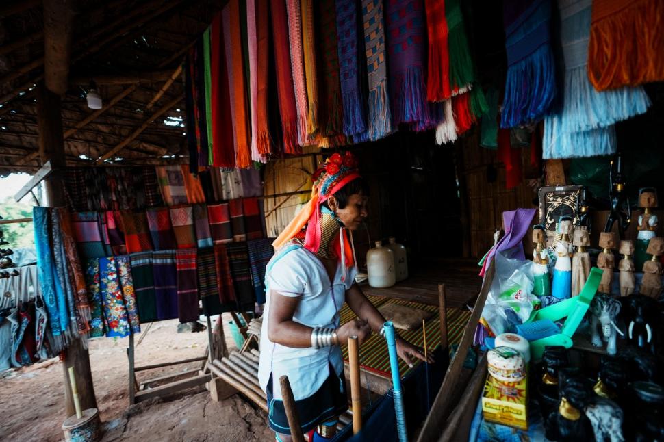 Femeile „girafă” din Thailanda și adevărul crunt din spatele ritualului bizar de înfrumusețare. Dacă își scot inele de pe gât se sufocă 940539