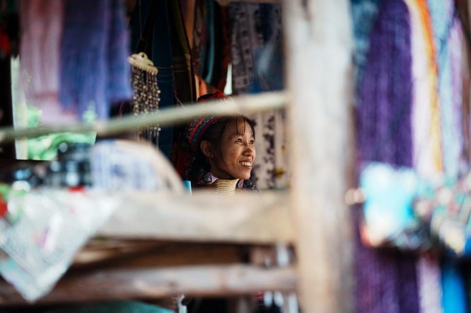 Femeile „girafă” din Thailanda și adevărul crunt din spatele ritualului bizar de înfrumusețare. Dacă își scot inele de pe gât se sufocă 940541