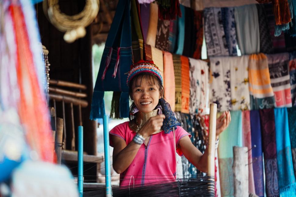 Femeile „girafă” din Thailanda și adevărul crunt din spatele ritualului bizar de înfrumusețare. Dacă își scot inele de pe gât se sufocă 940542