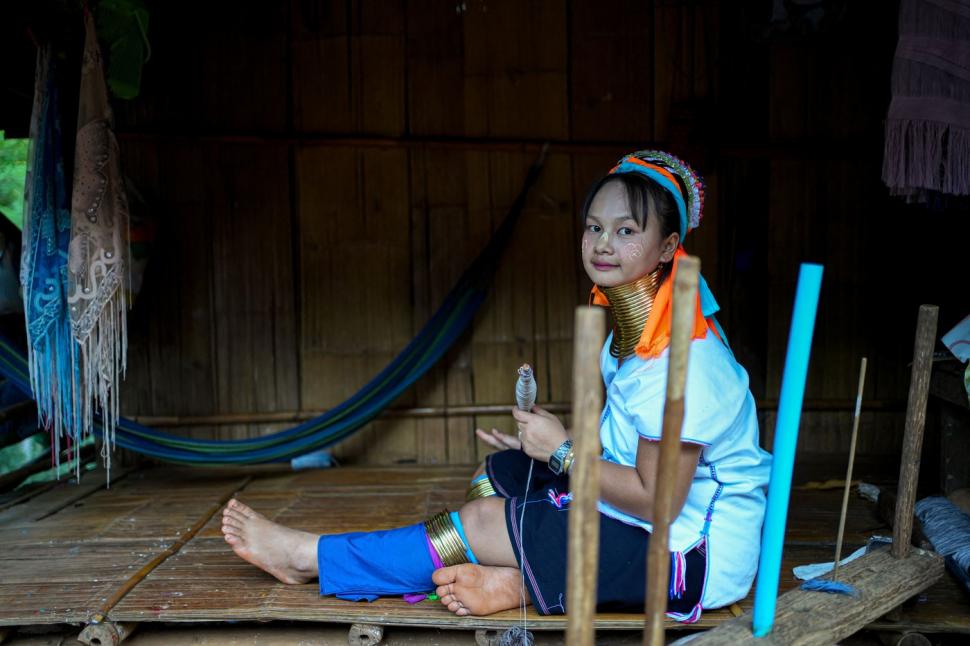 Femeile „girafă” din Thailanda și adevărul crunt din spatele ritualului bizar de înfrumusețare. Dacă își scot inele de pe gât se sufocă 940543