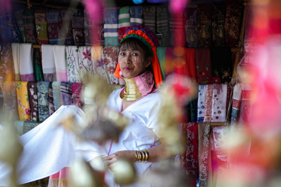 Femeile „girafă” din Thailanda și adevărul crunt din spatele ritualului bizar de înfrumusețare. Dacă își scot inele de pe gât se sufocă 940544