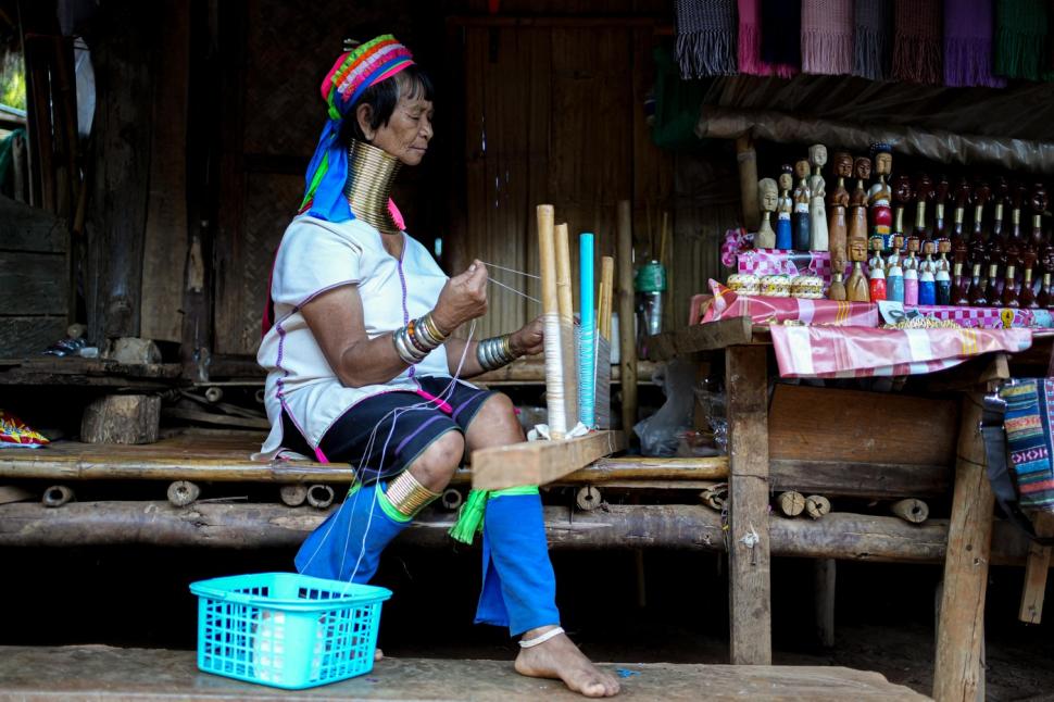 Femeile „girafă” din Thailanda și adevărul crunt din spatele ritualului bizar de înfrumusețare. Dacă își scot inele de pe gât se sufocă 940545