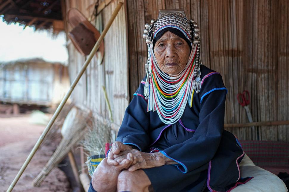 Femeile „girafă” din Thailanda și adevărul crunt din spatele ritualului bizar de înfrumusețare. Dacă își scot inele de pe gât se sufocă 940547