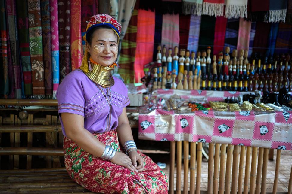 Femeile „girafă” din Thailanda și adevărul crunt din spatele ritualului bizar de înfrumusețare. Dacă își scot inele de pe gât se sufocă 940548