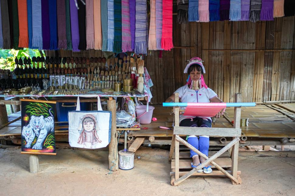 Femeile „girafă” din Thailanda și adevărul crunt din spatele ritualului bizar de înfrumusețare. Dacă își scot inele de pe gât se sufocă 940549