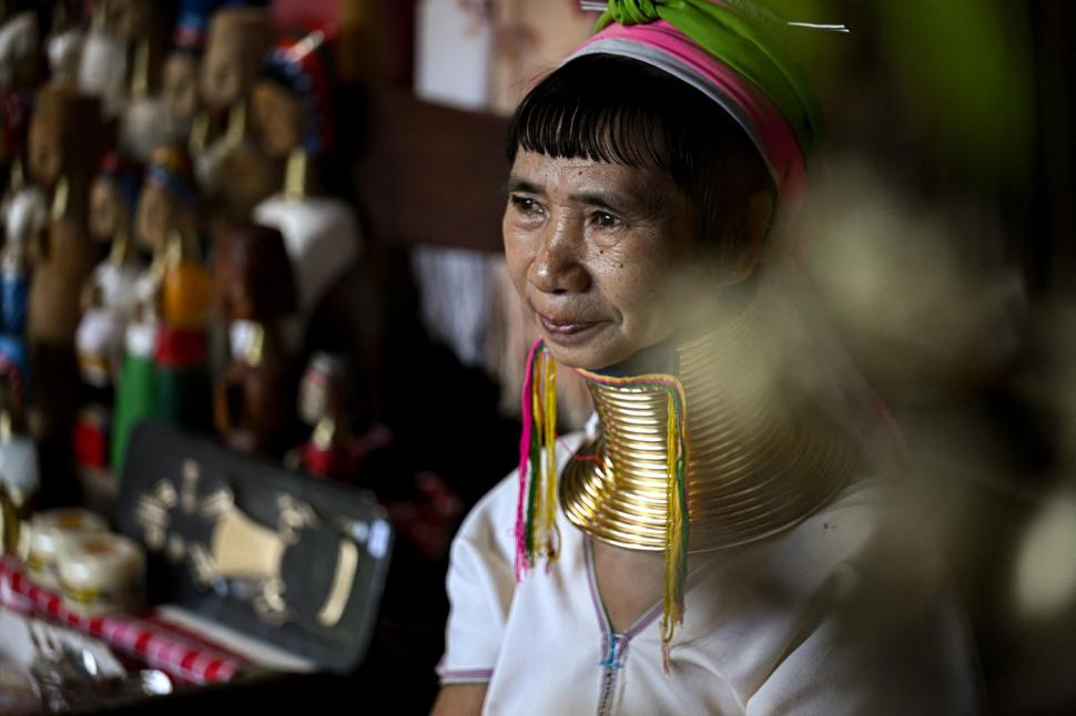 Femeile „girafă” din Thailanda și adevărul crunt din spatele ritualului bizar de înfrumusețare. Dacă își scot inele de pe gât se sufocă 940550