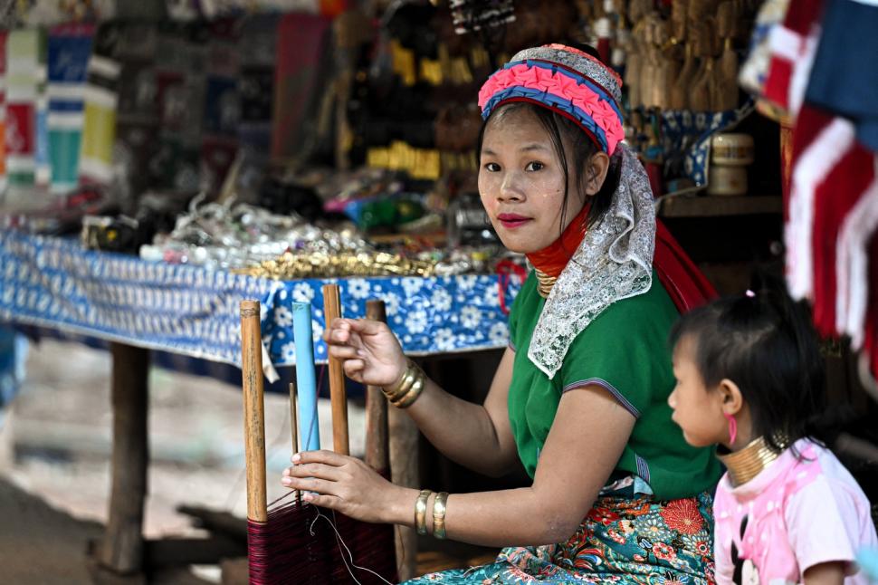 Femeile „girafă” din Thailanda și adevărul crunt din spatele ritualului bizar de înfrumusețare. Dacă își scot inele de pe gât se sufocă 940551