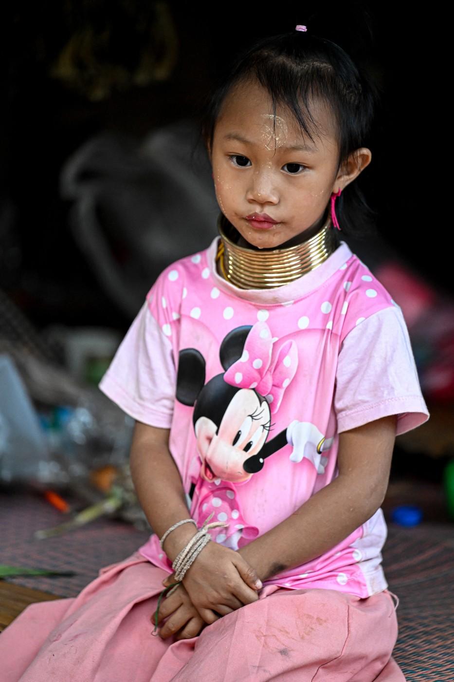 Femeile „girafă” din Thailanda și adevărul crunt din spatele ritualului bizar de înfrumusețare. Dacă își scot inele de pe gât se sufocă 940552