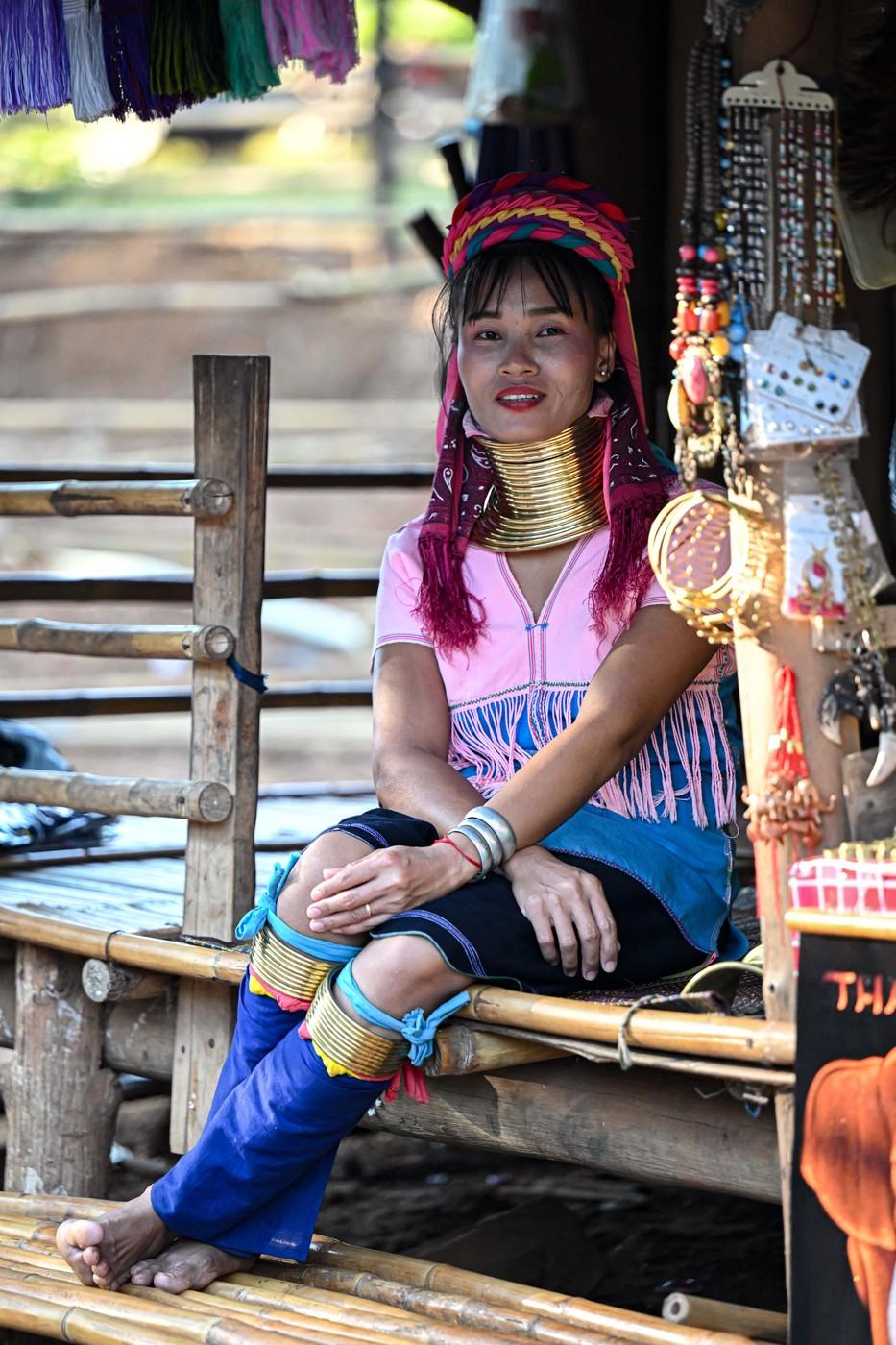 Femeile „girafă” din Thailanda și adevărul crunt din spatele ritualului bizar de înfrumusețare. Dacă își scot inele de pe gât se sufocă 940553