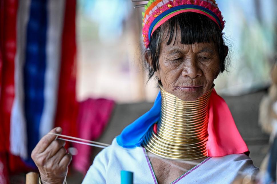 Femeile „girafă” din Thailanda și adevărul crunt din spatele ritualului bizar de înfrumusețare. Dacă își scot inele de pe gât se sufocă 940554