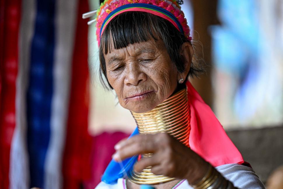 Femeile „girafă” din Thailanda și adevărul crunt din spatele ritualului bizar de înfrumusețare. Dacă își scot inele de pe gât se sufocă 940556
