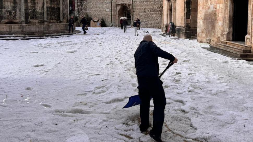 Furtună cu grindină masivă în Dubrovnik. Străzile orașului au fost acoperite de gheaţă 940692