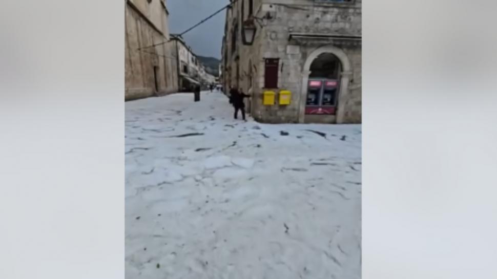 Furtună cu grindină masivă în Dubrovnik. Străzile orașului au fost acoperite de gheaţă 940694
