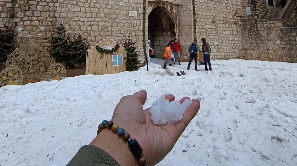 Furtună cu grindină masivă în Dubrovnik. Străzile orașului au fost acoperite de gheaţă 940695
