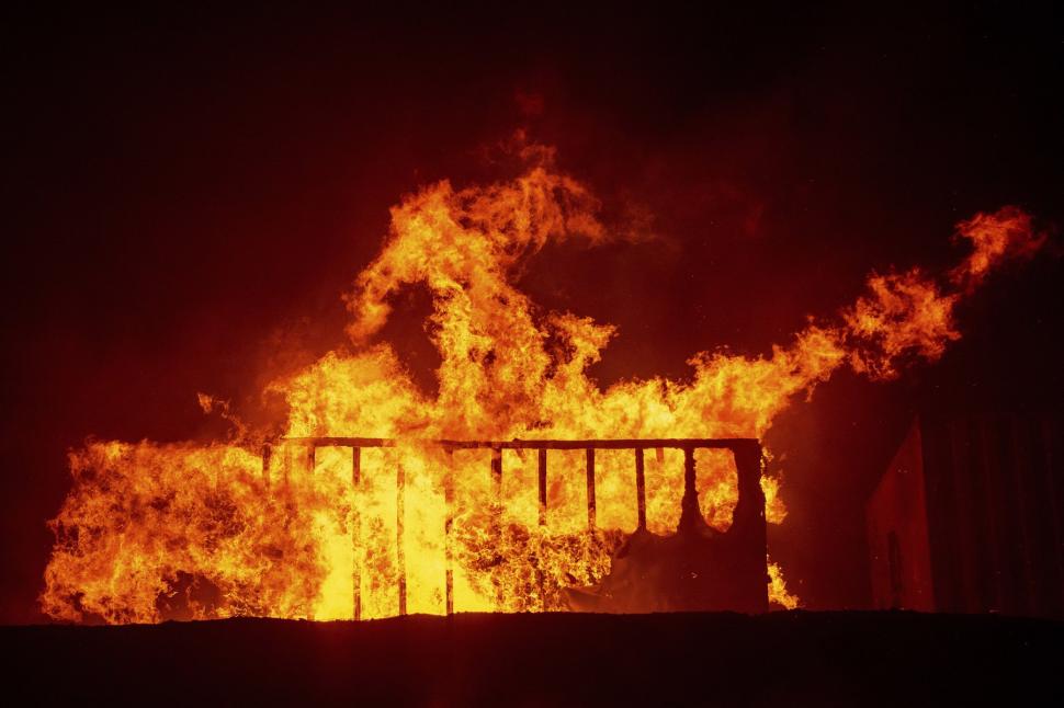 Imagini apocaliptice din Malibu, mașini și case făcute scrum în zona preferată de celebrități. Vedete forțate să fugă din calea focului 940431