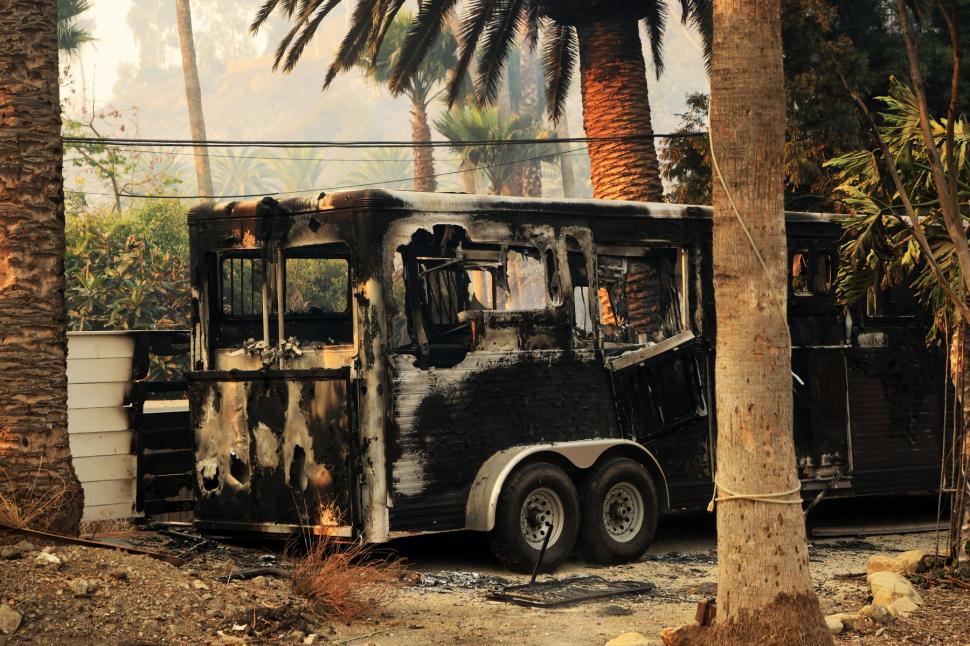 Imagini apocaliptice din Malibu, mașini și case făcute scrum în zona preferată de celebrități. Vedete forțate să fugă din calea focului 940433