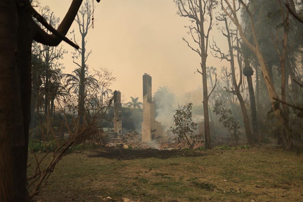 Imagini apocaliptice din Malibu, mașini și case făcute scrum în zona preferată de celebrități. Vedete forțate să fugă din calea focului 940435