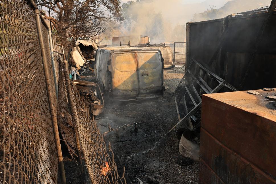 Imagini apocaliptice din Malibu, mașini și case făcute scrum în zona preferată de celebrități. Vedete forțate să fugă din calea focului 940436