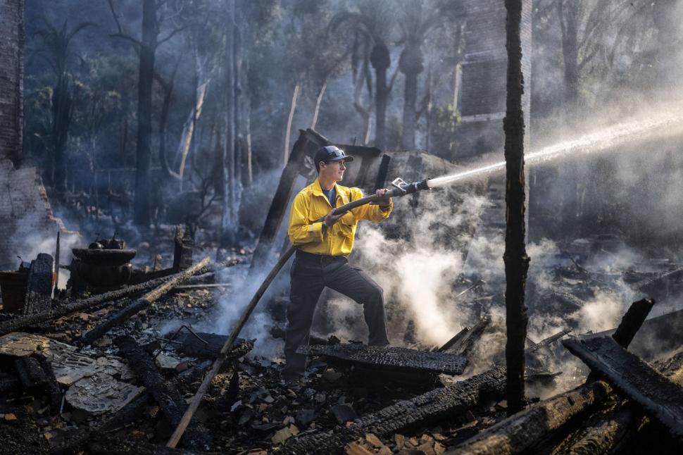 Imagini apocaliptice din Malibu, mașini și case făcute scrum în zona preferată de celebrități. Vedete forțate să fugă din calea focului 940438
