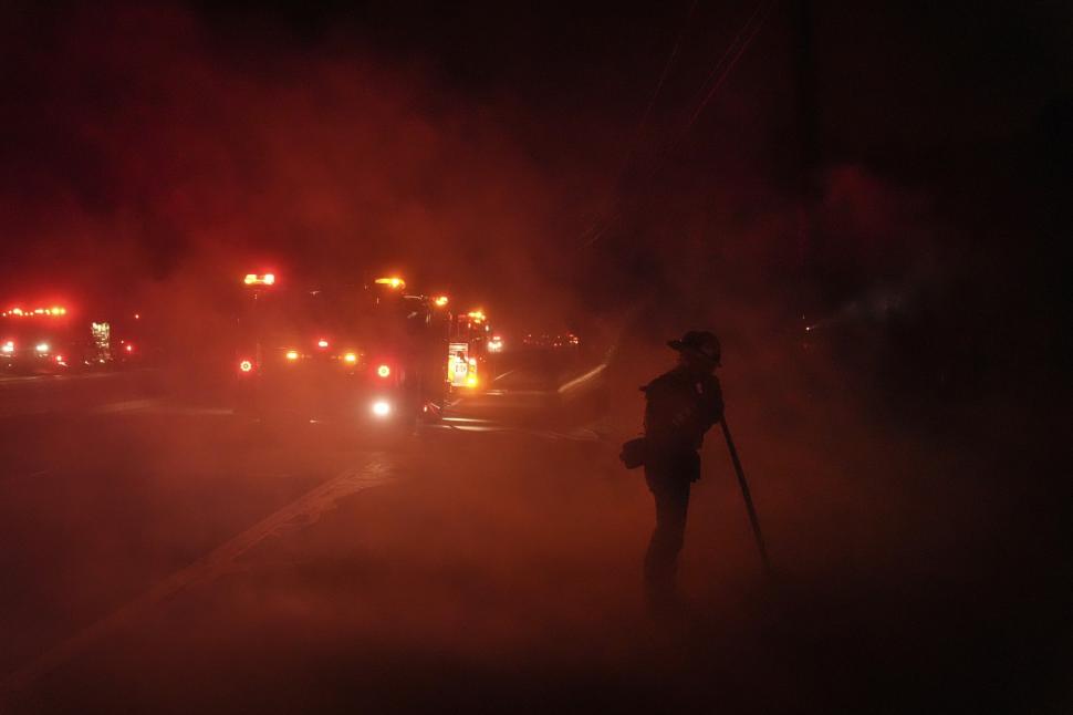 Imagini apocaliptice din Malibu, mașini și case făcute scrum în zona preferată de celebrități. Vedete forțate să fugă din calea focului 940439