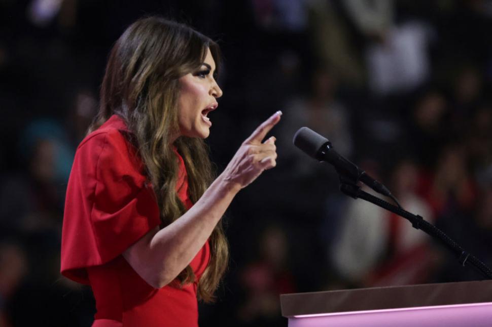 Trump a anunțat că o pune pe fosta logodnică a fiului său ambasadoare în Grecia. Kimberly Guilfoyle și Donald Jr. s-au despărțit recent 940641