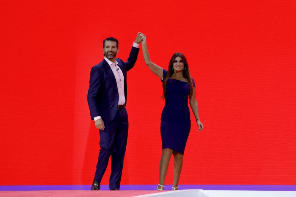 Trump a anunțat că o pune pe fosta logodnică a fiului său ambasadoare în Grecia. Kimberly Guilfoyle și Donald Jr. s-au despărțit recent 940656
