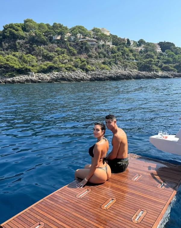 Ronaldo are un pat care îi reduce vârsta biologică cu până la 15 ani și îi crește imunitatea. Luxul în care trăiește alături de familie 940986