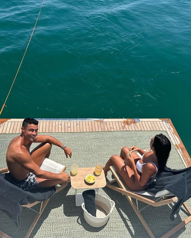 Ronaldo are un pat care îi reduce vârsta biologică cu până la 15 ani și îi crește imunitatea. Luxul în care trăiește alături de familie 940993