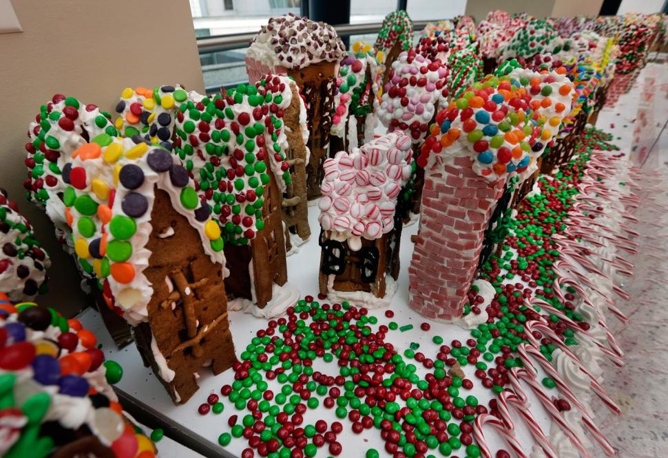 Cum arată cel mai mare sat din turtă dulce din lume. E realizat de un singur artist și e înscris în Cartea Recordurilor 941257