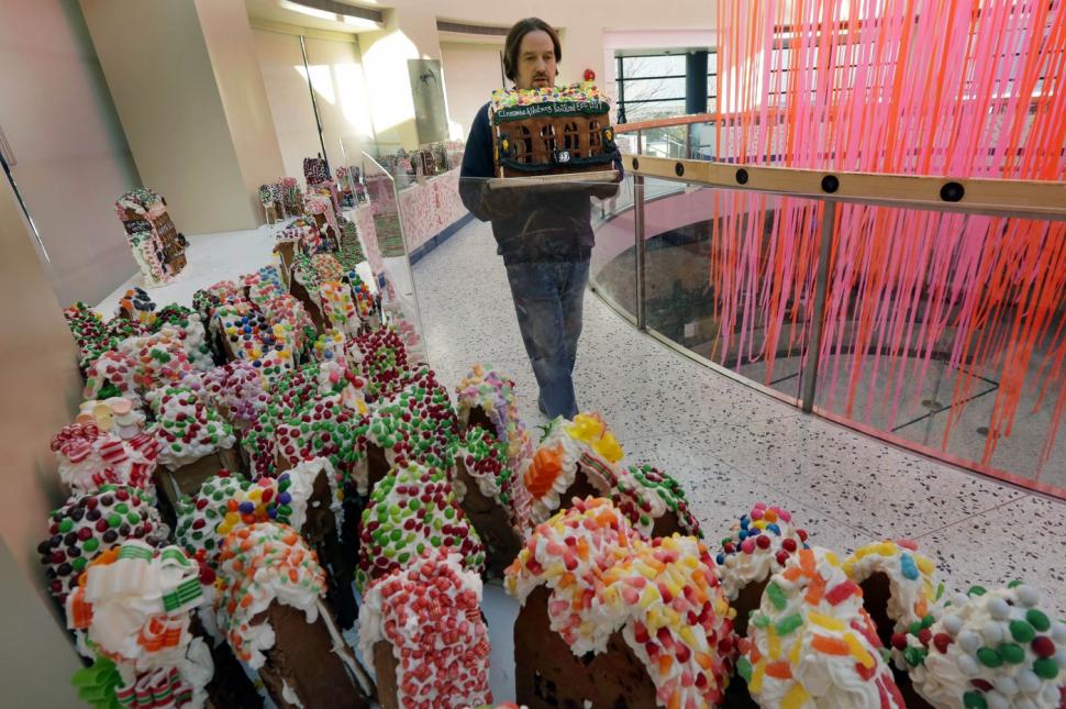 Cum arată cel mai mare sat din turtă dulce din lume. E realizat de un singur artist și e înscris în Cartea Recordurilor 941258