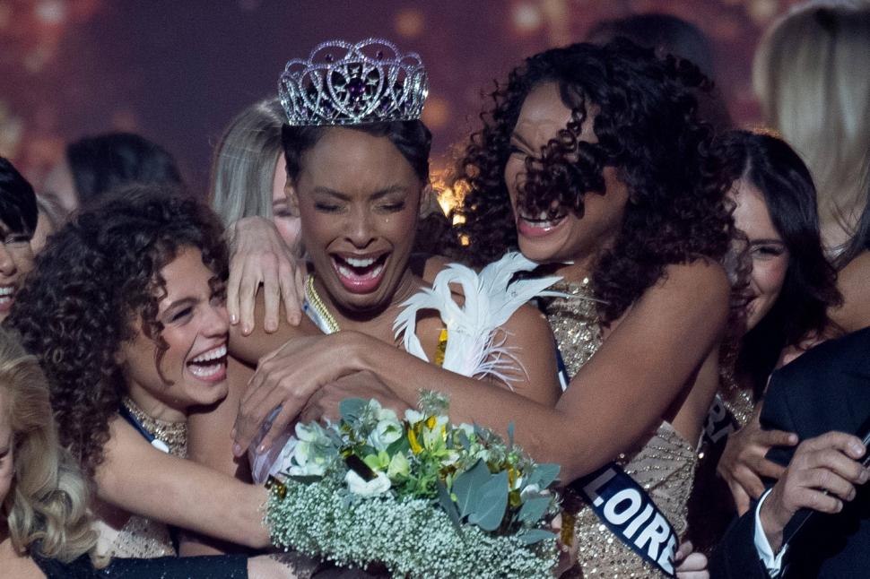 Miss Franța 2025 e o însoțitoare de bord din Martinica. Angélique Angarni-Filopon e cea mai în vârstă candidată din istoria concursului 941209