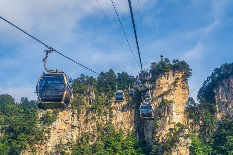 Munții „plutitori” care au inspirat filmul „Avatar”. Turiștii trec pe un pod de sticlă și ajung „Poarta Raiului” 941121