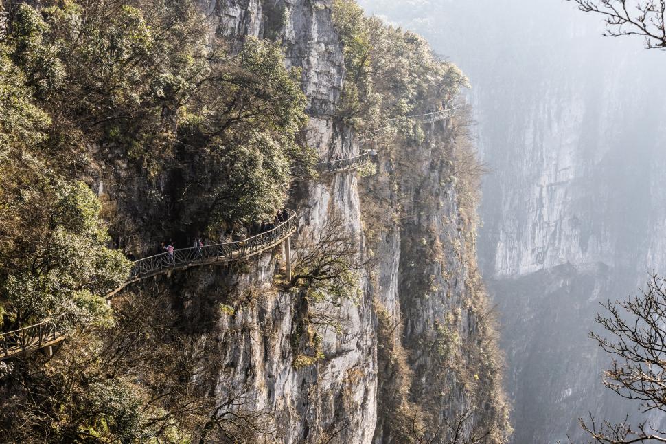 Munții „plutitori” care au inspirat filmul „Avatar”. Turiștii trec pe un pod de sticlă și ajung „Poarta Raiului” 941122