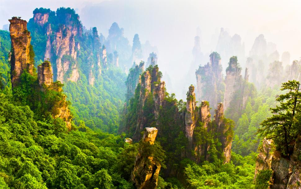 Munții „plutitori” care au inspirat filmul „Avatar”. Turiștii trec pe un pod de sticlă și ajung „Poarta Raiului” 941128