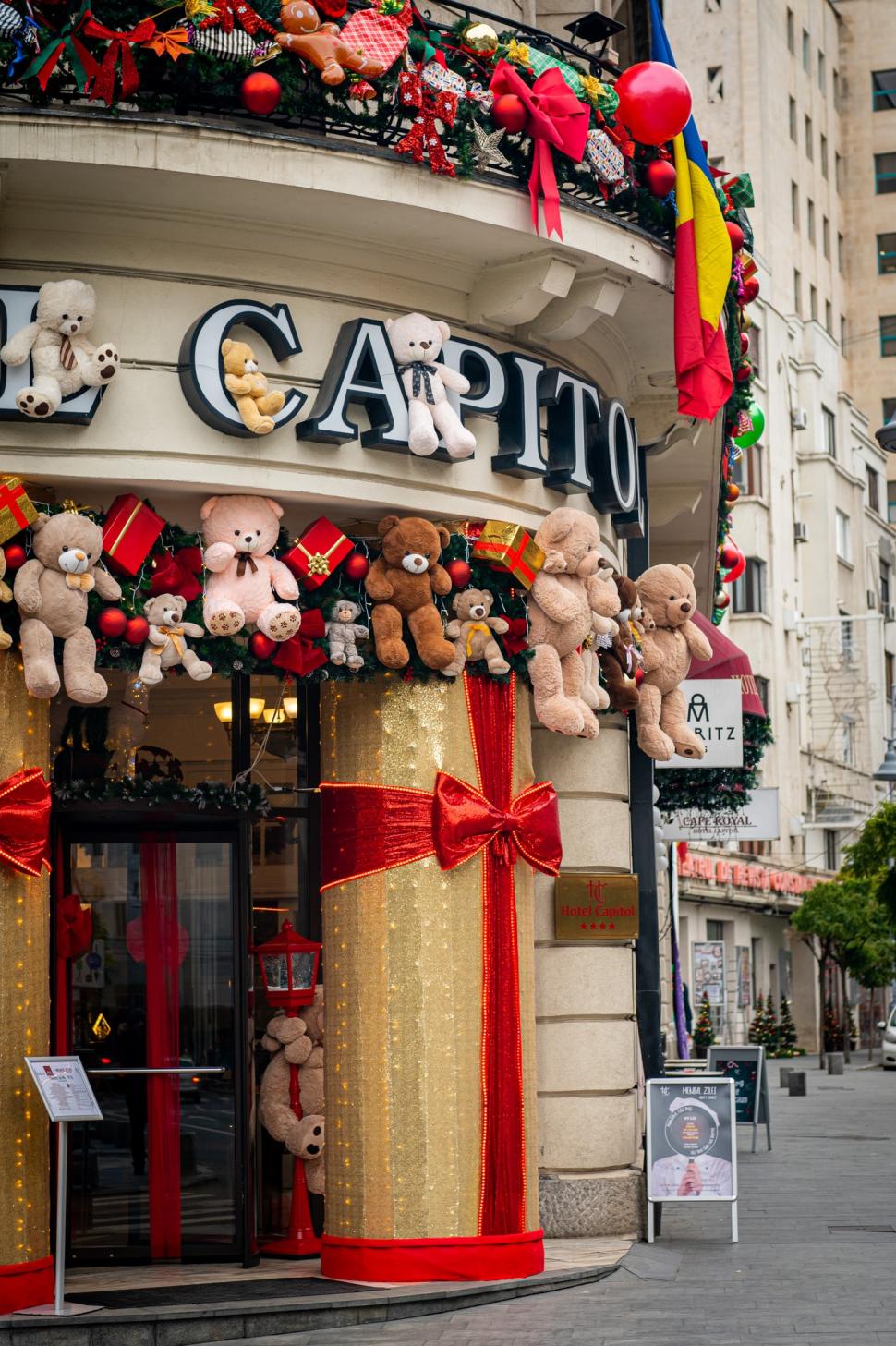 Cele mai frumos decorate clădiri de Crăciun din București în 2024. Unde sunt și cum arată în fotografii noaptea și pe timpul zilei 941424